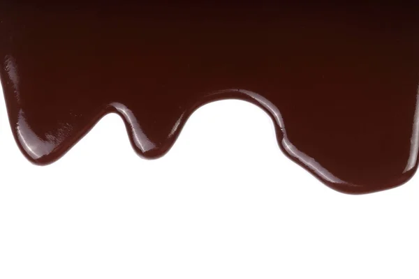 Cokelat cair yang menetes terisolasi pada latar belakang putih — Stok Foto