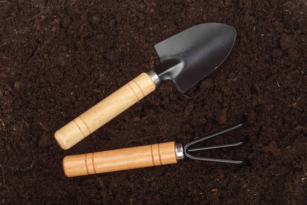 Garden tools in soil as a background closeup — Stock Photo, Image