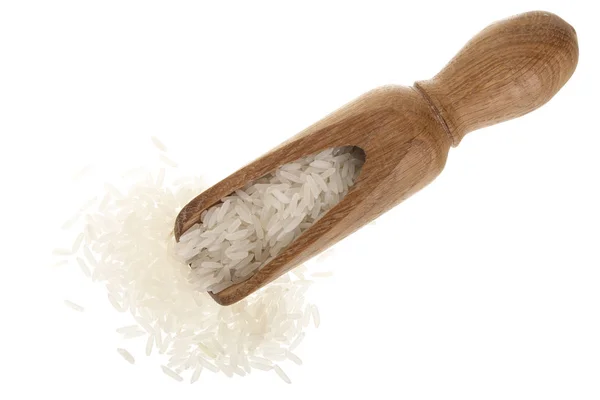 Granos de arroz en cuchara de madera aislada sobre fondo blanco. Vista superior. Puesta plana — Foto de Stock