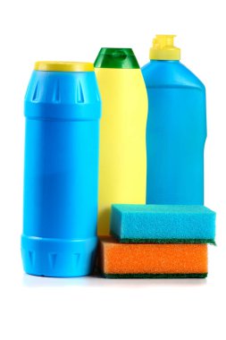 Beyaz arka plan üzerinde izole sünger ile bulaşık yıkama deterjanı