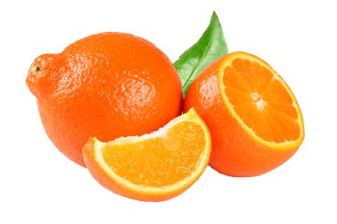 portakal mandalina veya mandalina dilimleri ve beyaz arka plan üzerinde izole yaprak ile
