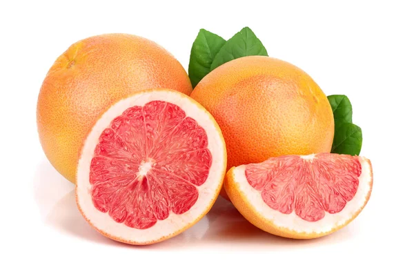 Grapefruit és szeleteket elhagyja a elszigetelt fehér háttér — Stock Fotó