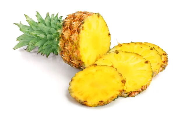 Ananas met plakjes geïsoleerd op witte achtergrond — Stockfoto