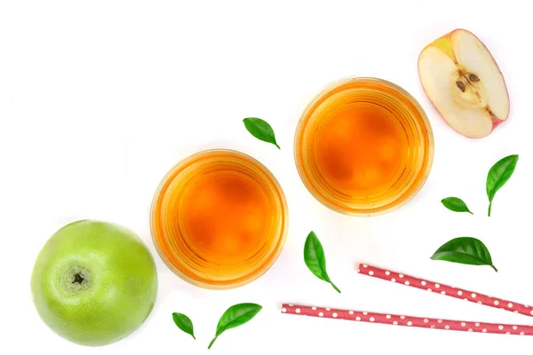 Apple juice és a levelek elszigetelt fehér háttér felülnézet, a szöveg másolása szóközzel. Lapos laikus mintát — Stock Fotó