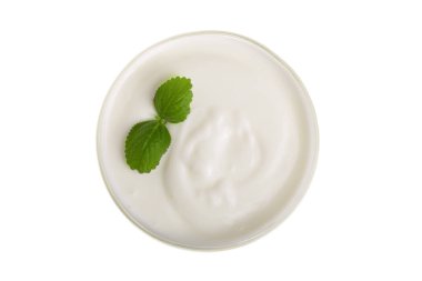 Yoğurt nane yaprağı üzerinde beyaz arka plan üstten görünüm izole kase