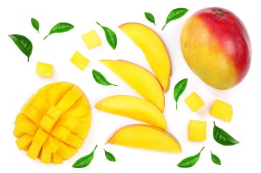Mango meyve ve yarısı beyaz arka plan yakın çekim izole yaprakları ile süslenmiş. Üstten Görünüm. Düz yatıyordu