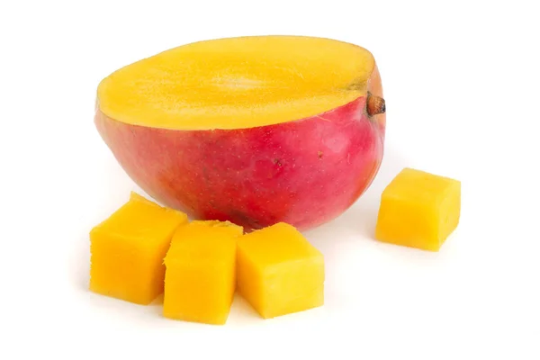 マンゴー果実の半分はクローズ アップ ホワイト バック グラウンドの分離 — ストック写真