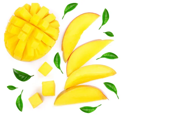 Φρούτα μάνγκο και φέτες διακοσμημένο με φύλλα απομονωθεί σε λευκό φόντο με αντίγραφο χώρου για το κείμενό σας. Το Top view — Φωτογραφία Αρχείου