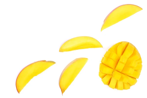 Mangofrüchte und halb isoliert auf weißem Hintergrund mit Kopierraum für Ihren Text. Ansicht von oben. flache Lage — Stockfoto