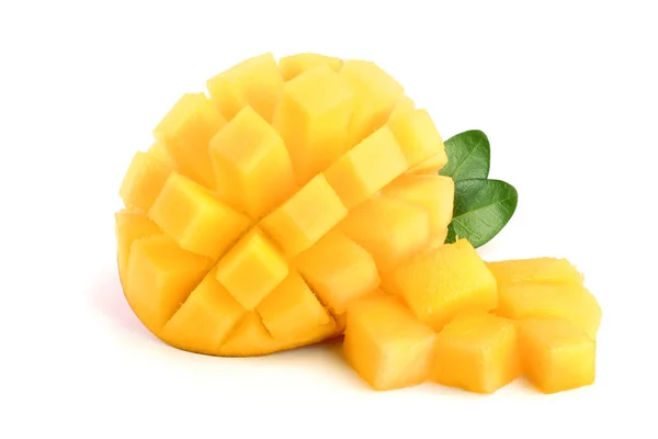 Mango frukt hälften med blad isolerad på vit bakgrund närbild — Stockfoto