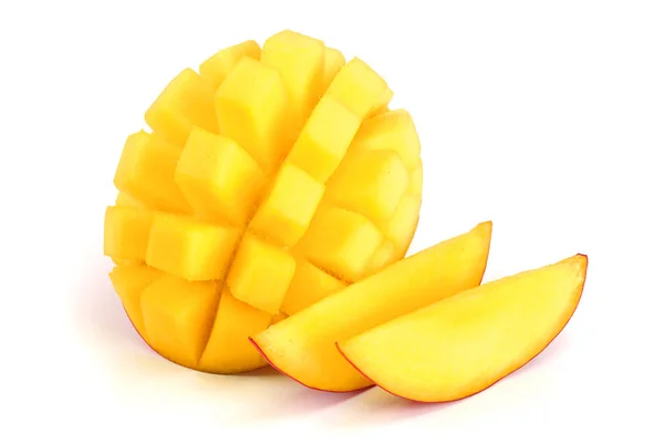 Mezzo frutto di mango con fette isolate su fondo bianco primo piano — Foto Stock