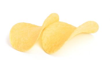 Beyaz arka plan yakın çekim üzerinde iki patates cipsi