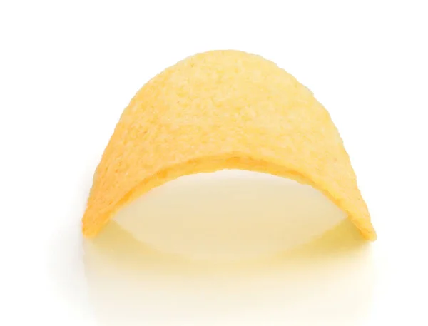 Картофельный чип на белом фоне крупным планом — стоковое фото