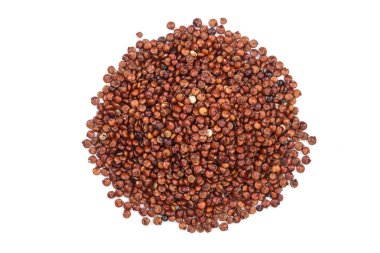 Beyaz arka plan üzerinde izole kırmızı quinoa tohumları. Üstten Görünüm