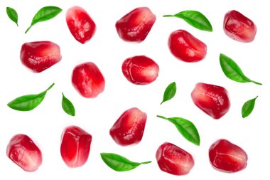 nar taneleri beyaz arka plan üzerinde izole yeşil yaprakları ile dekore edilmiştir. Üstten Görünüm. Düz yatıyordu desen