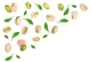 Beyaz arka plan üzerinde üstten görünüm izole fıstık. Düz yatıyordu desen