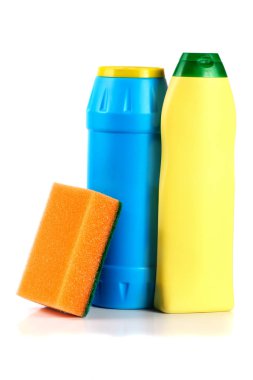 Beyaz arka plan üzerinde izole sünger ile bulaşık yıkama deterjanı