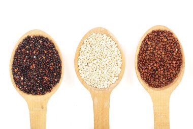 Tahta kaşık izole kopya alanı metniniz için beyaz zemin üzerine siyah kırmızı beyaz quinoa tohumları