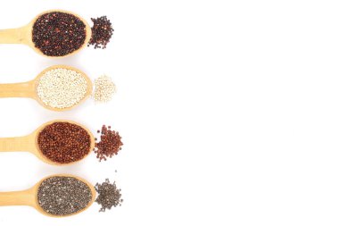 Siyah kırmızı beyaz quinoa ve chia tohum tahta kaşık kopya alanı metniniz için beyaz zemin üzerine izole