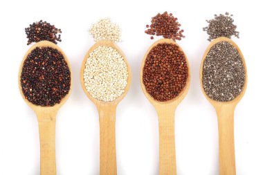 Siyah kırmızı beyaz quinoa ve chia tohum tahta kaşık beyaz arka plan üzerinde izole. Üstten Görünüm