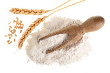 kulakları buğday ve un ahşap Kepçe beyaz arka plan üzerinde izole içinde yığını. Üstten Görünüm. Düz yatıyordu