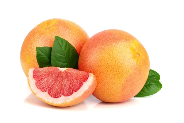 Grapefruit und Scheiben mit Blättern auf weißem Hintergrund — Stockfoto