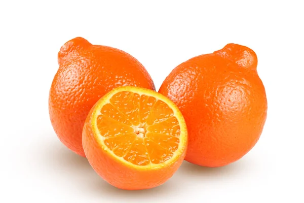 Оранжевый мандарин или мандарин с ломтиками изолированы на белом фоне — стоковое фото