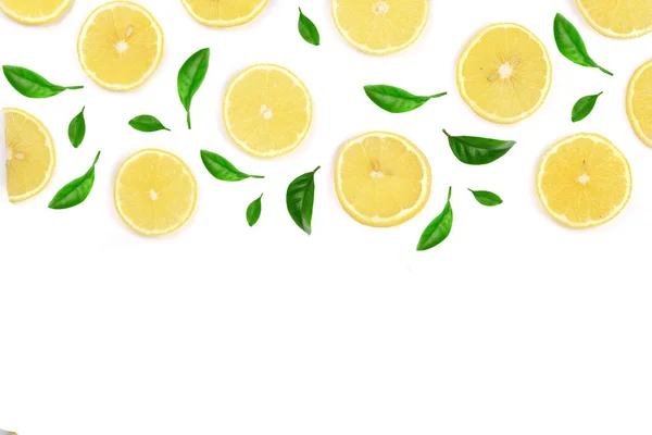 Fatias de limão decorado com folhas verdes isoladas em fundo branco com espaço de cópia para o seu texto. Deitado plano, vista superior — Fotografia de Stock