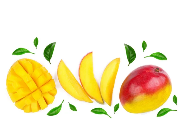 Fruta de mango y rodajas decoradas con hojas aisladas sobre fondo blanco con espacio de copia para su texto. Vista superior —  Fotos de Stock