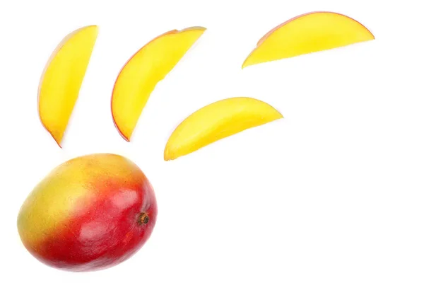 マンゴーの果実とテキストのコピー スペースで白い背景に分離された半分。平面図です。フラットを置く — ストック写真