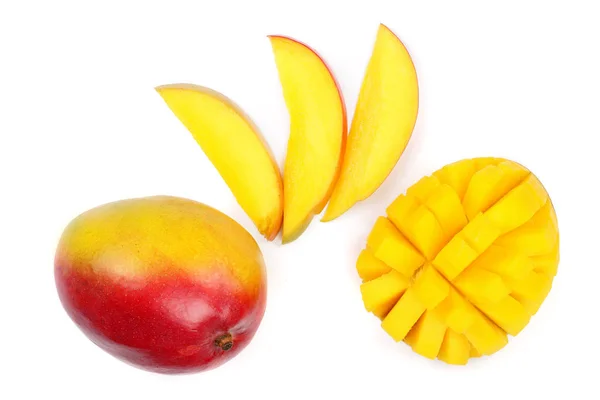 Owoce mango i plasterki na białym tle na białe tło zbliżenie. Widok z góry. Leżał z płaskim — Zdjęcie stockowe