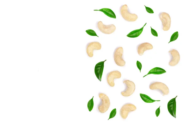 Орехи кешью с листьями изолированы на белом фоне. вид сверху. Плоский рисунок — стоковое фото