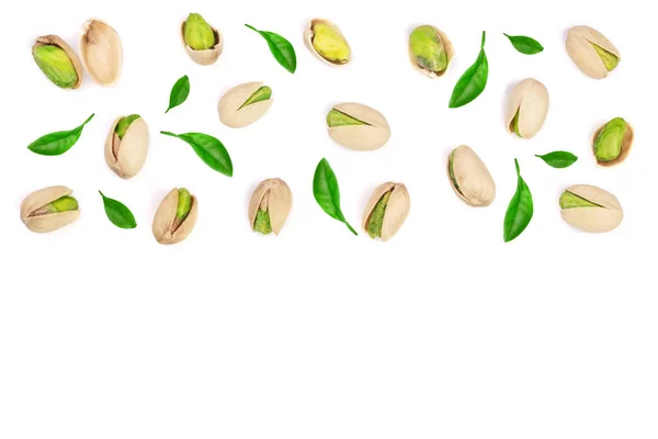 Pimpernoten (pistaches) geïsoleerd op een witte achtergrond, bovenaanzicht. Plat lag patroon — Stockfoto