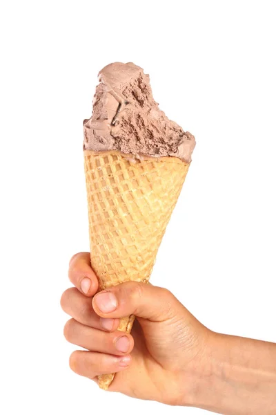 Gebeten chocolade-ijs in de Hoorn van een wafel in de hand geïsoleerd op een witte achtergrond — Stockfoto