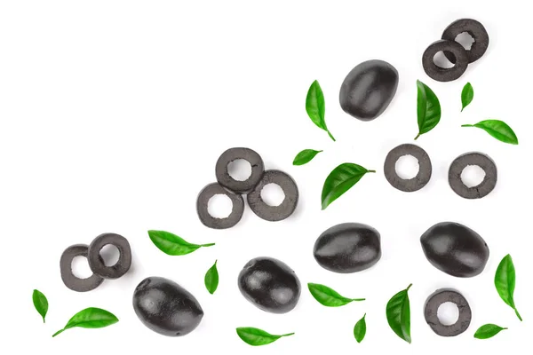 Цельные и нарезанные черные оливки украшены листьями, выделенными на белом фоне. Вид сверху. Плоский рисунок — стоковое фото