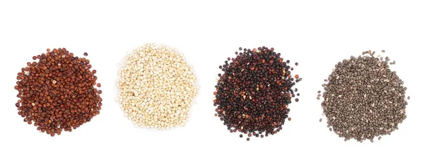 Beyaz arka plan üzerinde izole kırmızı siyah beyaz quinoa ve chia tohum. Üstten Görünüm — Stok fotoğraf