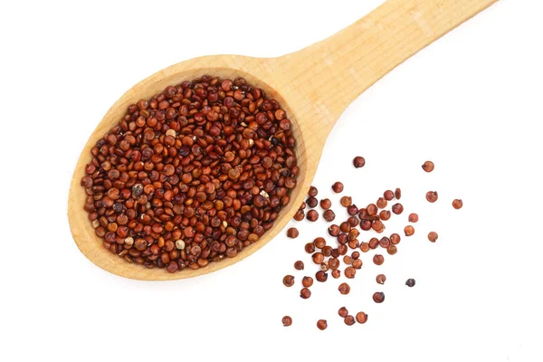 Rode quinoa zaden in houten lepel geïsoleerd op een witte achtergrond. Bovenaanzicht — Stockfoto