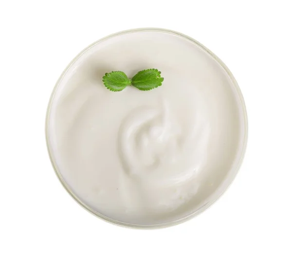 Miska jogurtu z liść mięta na białym tle na białe tło widok z góry — Zdjęcie stockowe
