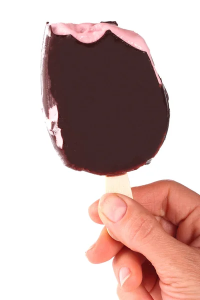 Παγωτό φρουτώδες με σοκολάτα στο χέρι που απομονώνονται σε λευκό φόντο — Φωτογραφία Αρχείου