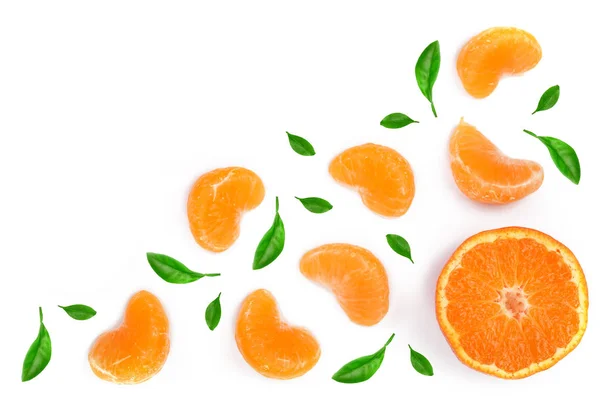 Mandarin vagy mandarin szeletek fehér alapon izolált levelekkel. Lapos fekvés, csúcskilátás. Gyümölcsösszetétel — Stock Fotó