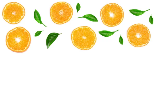 Fatias de laranja ou tangerina com folhas isoladas em fundo branco com espaço de cópia para o seu texto. Deitado plano, vista superior — Fotografia de Stock