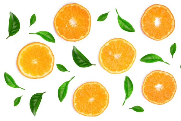 Fatias de laranja ou tangerina decoradas com folhas verdes isoladas no fundo branco, vista superior. Composição dos frutos — Fotografia de Stock