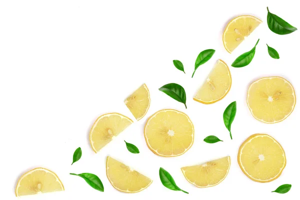 Tranches de citron décorées de feuilles vertes isolées sur fond blanc avec espace de copie pour votre texte. Couché plat, vue du dessus — Photo