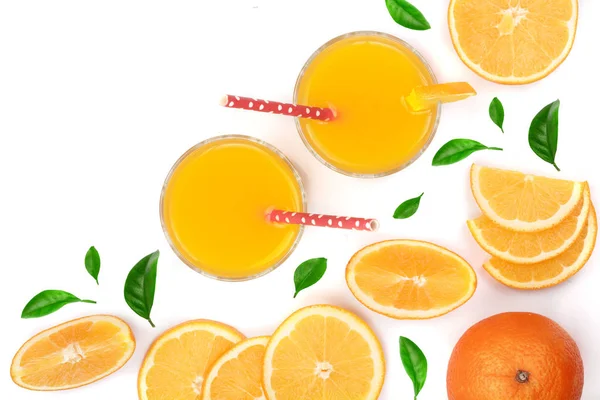 Ποτήρι χυμός πορτοκάλι με φέτες των εσπεριδοειδών και τα φύλλα που απομονώνονται σε λευκό φόντο με αντίγραφο χώρου για το κείμενό σας, το top view — Φωτογραφία Αρχείου