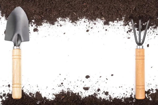Kerti szerszámok, a talajban, elszigetelt fehér háttér, a szöveg másol hely. Szemközti nézet — Stock Fotó