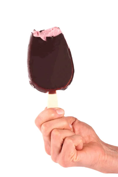 Παγωτό φρουτώδες με σοκολάτα στο χέρι που απομονώνονται σε λευκό φόντο — Φωτογραφία Αρχείου