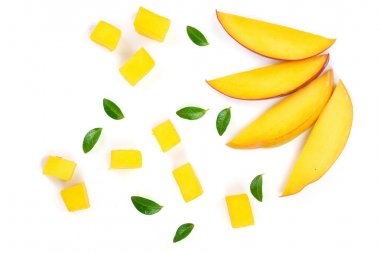 Mango meyve beyaz arka plan yakın çekim izole yaprakları ile dekore edilmiştir. Üstten Görünüm. Düz yatıyordu