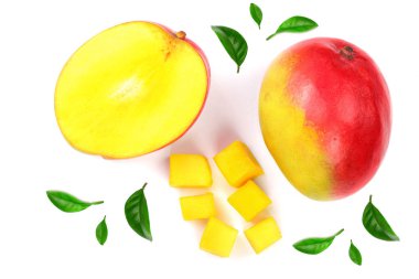 Mango meyve ve yarısı beyaz arka plan yakın çekim izole yaprakları ile süslenmiş. Üstten Görünüm. Düz yatıyordu