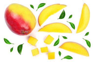 Mango meyve beyaz arka plan yakın çekim izole yaprakları ile dekore edilmiştir. Üstten Görünüm. Düz yatıyordu