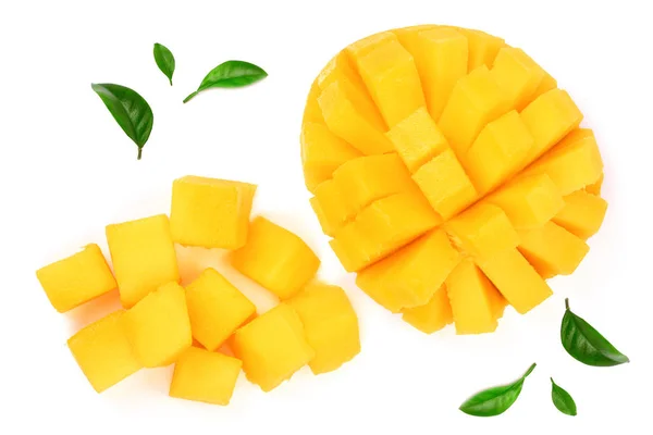 Hälften av Mango frukt inredda med blad isolerad på vit bakgrund närbild. Ovanifrån. Lekmanna-platt — Stockfoto